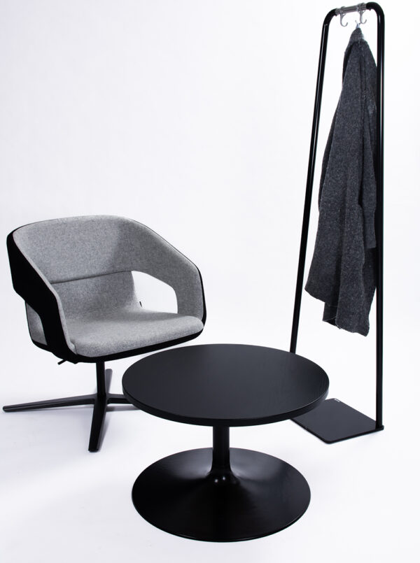 Narbutas Twist&Sit Soft lounge tuoli, sakarajalka. L200 laippajalka musta ja musta kansi. Oulun yrityskalusto