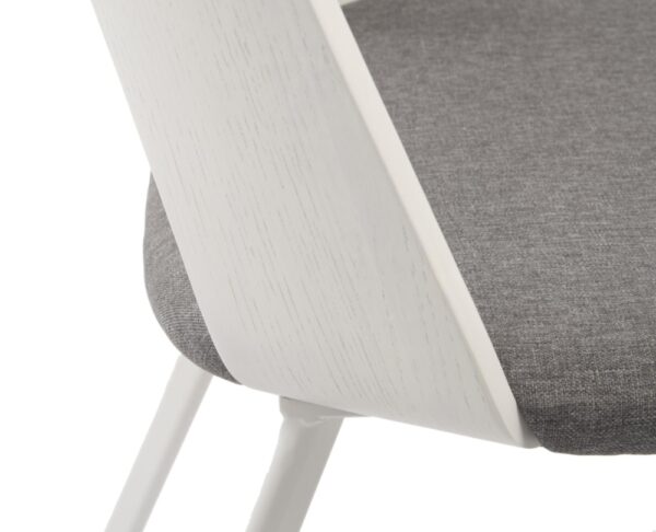 Odense, valkea tuoli, Oulun yrityskalustosta. M&C design