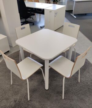 Valkoinen pöytä 80*80 cm ja muut pöydät myy Oulun Yrityskalusto Oy.