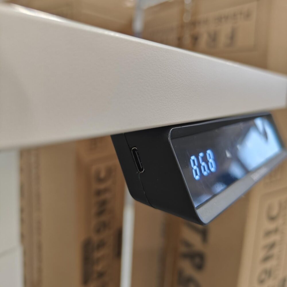 Home one sähkörunko ja sähköpöydät Oulun Yrityskalustosta.