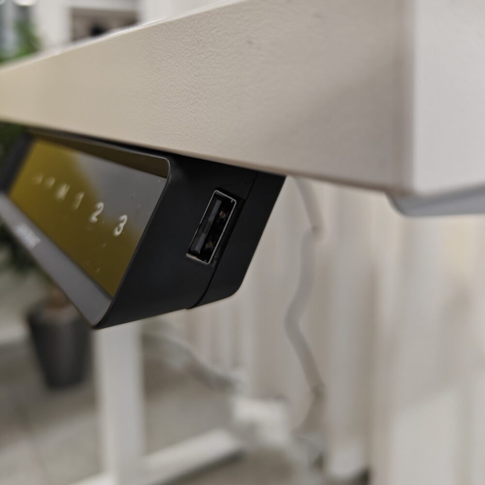 Home One sähkörungossa on USB paikka