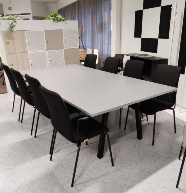 Iso Varia neuvottelupöytä ja muut neukkarit heti mukaan Oulun Yrityskalustosta.