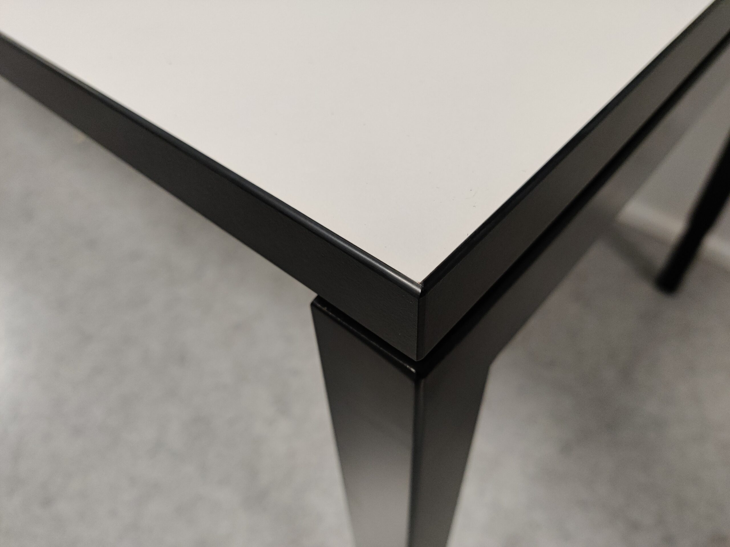 Toimistokalusteet, Narbutas Nova H työpöytä ja muut työpöydät myy Oulun Yrityskalusto Oy.