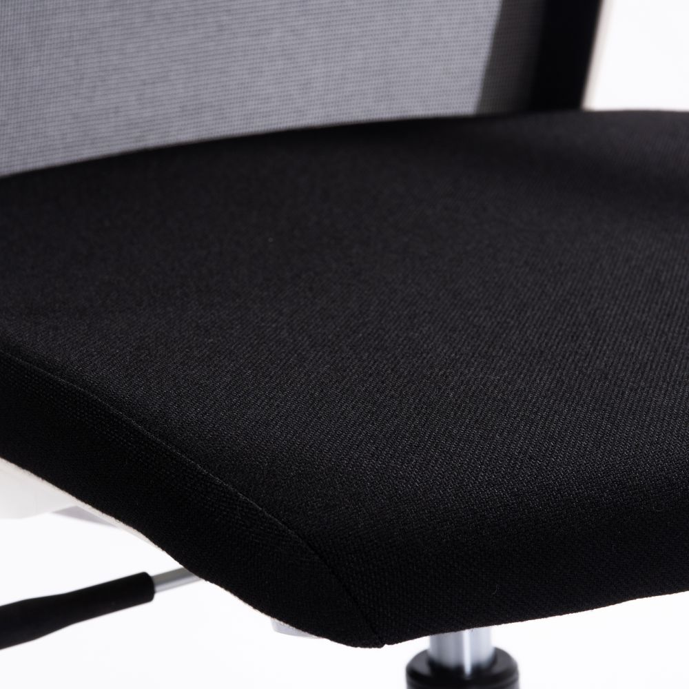 Toimistokalusteet, Royal Coco tuoli neuvottelupöydän äärelle Yrityskalustosta.