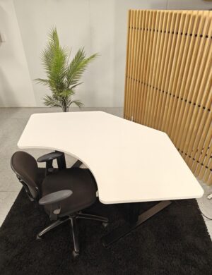 Sähköpöytä tai pelkkä sähkörunko edullisesti Yrityskalustosta.