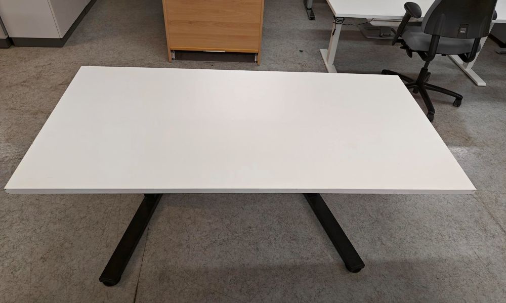 Sähköpöytä tai pelkkä sähkörunko edullisesti Yrityskalustosta.