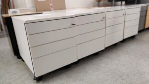 Erä käytetyjä, valkoisia laatikostoja