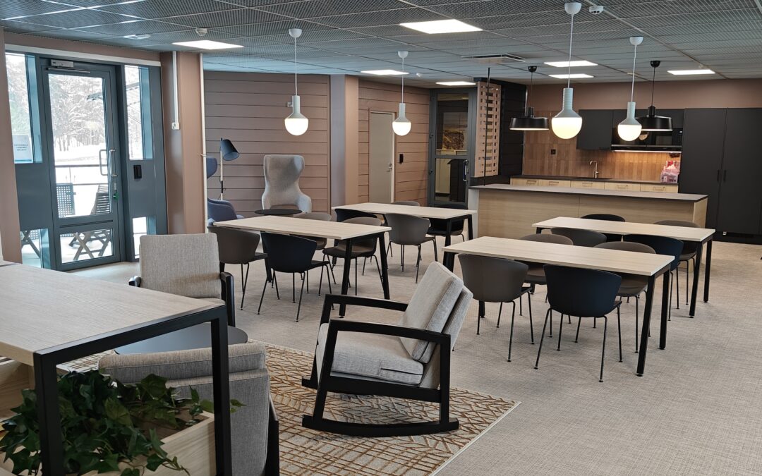 Toimiston ja lounge-tilan kalustus Oulussa – referenssiprojekti yritykselle