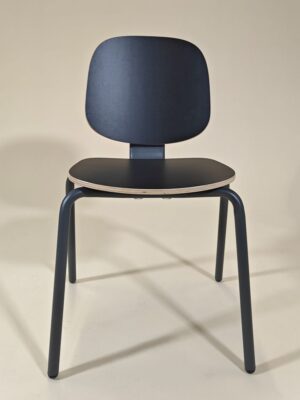 Loop asiakastuoli musta ja muut laadukkaat asiakastuolit myy Oulun Yrityskalusto Oy.