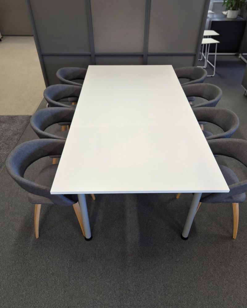 10 henkilön neuvottelupöytä 120 × 240 cm, valkoinen melamiinikansi ja harmaa runko