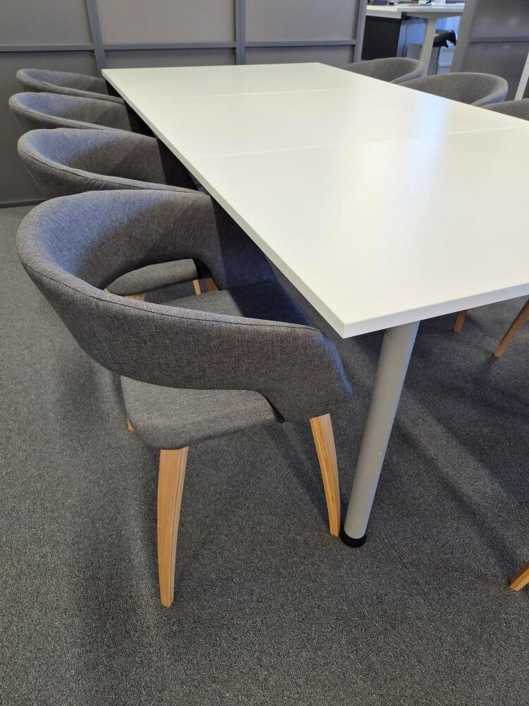 10 henkilön neuvottelupöytä 120 × 240 cm, valkoinen melamiinikansi ja harmaa runko