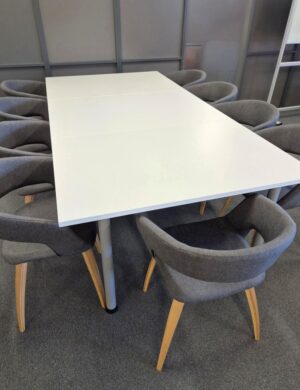 10 henkilön neuvottelupöytä 120 × 240 cm, valkoinen melamiinikansi ja harmaa runko