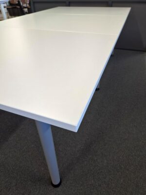 10 henkilön neuvottelupöytä 120 × 240 cm, valkoinen melamiinikansi ja harmaa runko