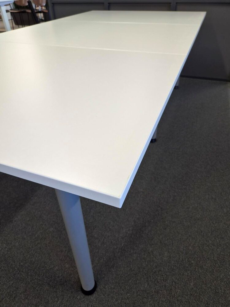 10 henkilön neuvottelupöytä 120 × 240 cm, valkoinen melamiinikansi ja harmaa runko